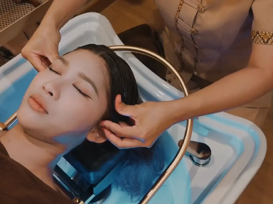 การนวดศีรษะผ่อนคลายในคอร์ส Deep Calm Head & Hair Spa