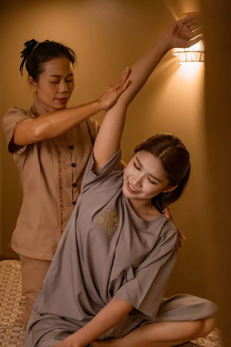 ท่ายืดกล้ามเนื้อในการนวดแผนไทย
