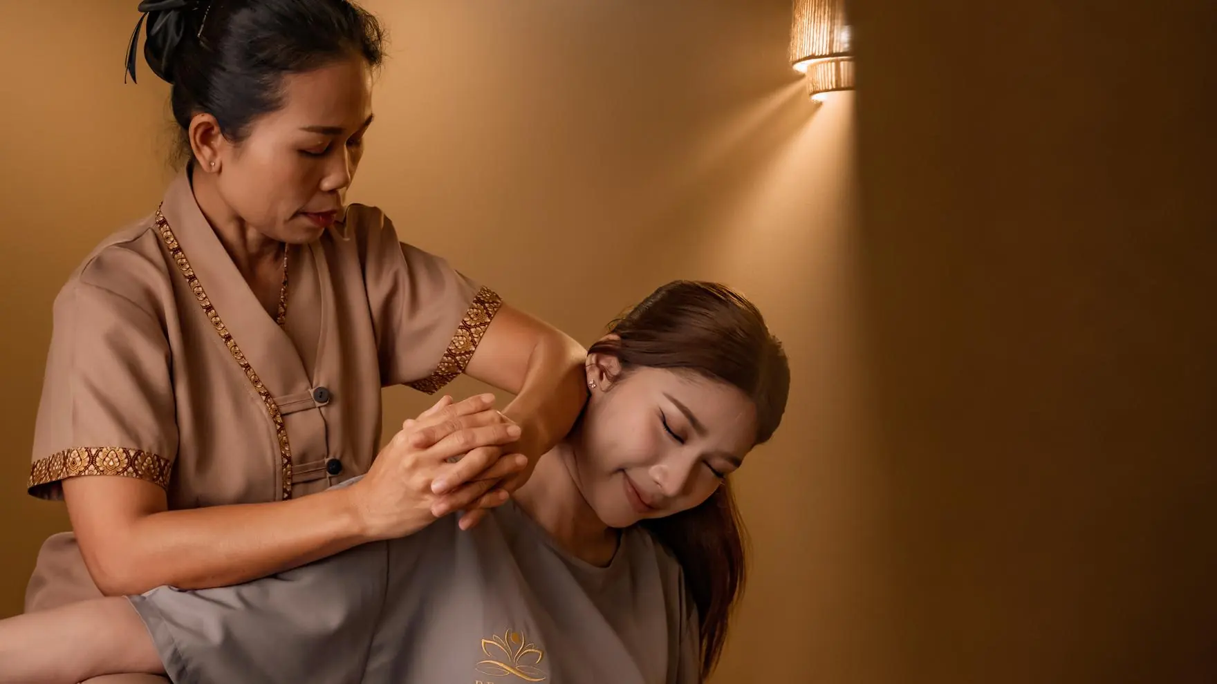 การนวดคอบ่าไหล่ในห้องทรีตเมนต์
